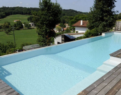 Come funziona una piscina a sfioro?