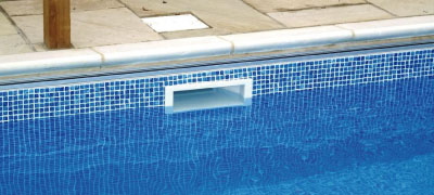 Esempio di skimmer sulla parete di una piscina